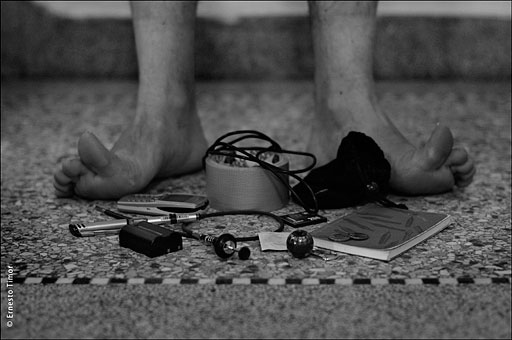 selfportrait, pieds, poches, déballage