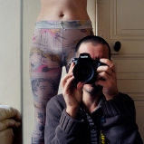 Ernesto. Photographe. Colocation sur le plateau de la Croix-Rousse. Autoportrait en foyer d'accueil, motif lyonnais inclus. ;-)