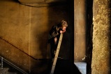 Chloé. Elève comédienne. Un escalier du Vieux Lyon. Personnage perché en quête de décor : des traboules pour coulisses, des escaliers Renaissance pour cage de scène.