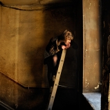 Chloé. Elève comédienne. Un escalier du Vieux Lyon. Personnage perché en quête de décor : des traboules pour coulisses, des escaliers Renaissance pour cage de scène.