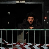 Florent. Photographe en dehors des heures de bureau. Vit et travaille à Lyon depuis un bail. Salle de concert désaffectée, Vénissieux. Place aux amoureux de la friche, du rock’n’roll et de la bonne distance.