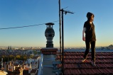 Marie. Photographe « lifestyle ». Pentes de la Croix-Rousse. Sur ce toit, c’était la fête des voisins tous les soirs... On voit bien le coucher de soleil sur Fourvière, là ?