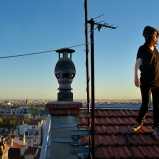 Marie. Photographe « lifestyle ». Pentes de la Croix-Rousse. Sur ce toit, c’était la fête des voisins tous les soirs... On voit bien le coucher de soleil sur Fourvière, là ?