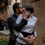 Maud et Nico. Amoureux. Un jardin intérieur, quartier Saint-Georges. Tant pis tant mieux pour le regard en coin des passants honnêtes.