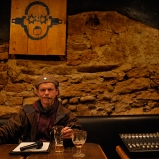 Arnaud. Animateur radio. Bar Le Trokson, pentes de la Croix-Rousse. Buzz putôt que chut. Tout le secret du live est là.