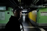Damien. Photographe curieux. Sous-sols du HEH. Lieu emblématique de ses innocents lutinages photographiques, là où fermente la vitesse moderne.
