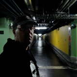 Damien. Photographe curieux. Sous-sols du HEH. Lieu emblématique de ses innocents lutinages photographiques, là où fermente la vitesse moderne.