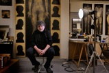 Gérard. Plasticien. Atelier à Villeurbanne. Là où tout ça prend forme, de l’immensité des femmes à la petitesse des mouches, un univers répété à l’envi.