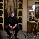 Gérard. Plasticien. Atelier à Villeurbanne. Là où tout ça prend forme, de l’immensité des femmes à la petitesse des mouches, un univers répété à l’envi.