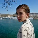 Helena. En repérage. Quais du Rhône, quartier de l’Université. Le suivre où il voudra, pourquoi pas dans la ville des frères Lumière, là où ira le cours de la vie.