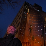 Leopold. Cinéaste, professeur, retraité heureux. Environs de la gare Jean Macé. Un pan de Brüsel improbable, extrait de cités obscures sur mesure pour citoyen du monde à forte valeur cinétique ajoutée.