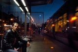 Sandro. Amateur de scènes de rue. Arrêt de tram, quartier Montchat. Reconnaissance : le bien nommé affût d’où shooter les silhouettes anonymes à l’heure où la ville migre par rafales lumineuses.