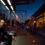 Sandro. Amateur de scènes de rue. Arrêt de tram, quartier Montchat. Reconnaissance : le bien nommé affût d’où shooter les silhouettes anonymes à l’heure où la ville migre par rafales lumineuses.