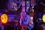 Claude. Lampiste, luminariste. Atelier à la Croix-Rousse. L’antre où se concoctent toutes sortes de folies à voir et à ouïr. Sortez sans frapper, laissez la lumière allumée !