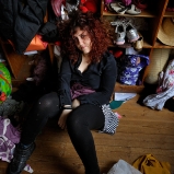 Sonia. Cinéaste, prof de théâtre. Costumerie du Croiseur / Scène 7. Dans les coulisses du spectacle permanent, un perchoir où s’isoler.