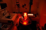 Denis. Ingénieur, photographe amateur. Appartement à Villeurbanne. Heureux comme un poisson d’argent dans son nouveau labo.