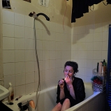 Jeanne. Comédienne et danseuse. Salle de bains chez elle, Guillotière. Eau courante à tous les étages.