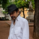 Slow Joe. Chanteur. Place Sathonay, Croix-Rousse. D’ici, tout rayonne, mieux encore qu’à Goa. « I will walk the rest of the miles... »