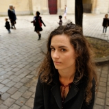 Aurelia. Elève comédienne. Parvis de l’abbaye d’Ainay. Le cercle où l’on revient tôt ou tard, là où n’ont pas fini de se jouer les mystères.