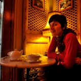 Christine. Instigatrice de créativité. Le Petit Grain. Tea-time à Shangai-sur-Rhône, un petit refuge cosy qui fait le grand écart entre les continents, lui aussi.