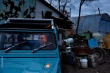 Pierre. Faut-il en parler ? Atelier mécanique, quelque part dans l'ouest lyonnais. Le boulot fini, enfin travailler pour soi, restaurer des 2 CV, les bichonner, les conduire même parfois jusqu'à la ville... Bonsoir, on se connaît ?