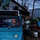 Pierre. Faut-il en parler ? Atelier mécanique, quelque part dans l'ouest lyonnais. Le boulot fini, enfin travailler pour soi, restaurer des 2 CV, les bichonner, les conduire même parfois jusqu'à la ville... Bonsoir, on se connaît ?