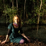 Justyna. Etudiante en médecine. Parc de la Tête d'Or. Un canal comme un ruisseau, un parc comme une jungle, un foulard comme un drapeau, la chance d'une éclaircie comme un miracle.