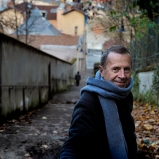 Luc. Prof de lettres retraité, lecteur bénévole. Montée du Greillon, Fourvière. De la Saône impétueuse, gravir par tout temps ces raidillons, essaimer la poésie auprès de celles et ceux qui savent s'y ouvrir.
