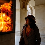 Luiza. Brésilienne. Palais Saint-Pierre. Plazza des Terrors, le froid refroidit les ardeurs, heureusement qu'à deux pas le patrimoine lumineux vous réchauffe le coeur.