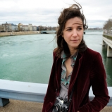 Marion. Photographe. Pont Wilson. C'est ici que le vent de l'océan arrive à remonter, ça vous fait respirer les gris, ça vous fait pétiller les cailloux.