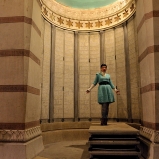 Nelly. Chasseuse d'influences. Basilique de Fourvière, crypte. Like a virgin, quel plaisir plus sacré que de jouer à la poupée ? Dans les entrailles du temple lyonnais du kitsch, c'est encore meilleur.