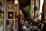 Jemmy, ancienne danseuse et comédienne. Chez elle, dans les Pentes. La vie a passé, quelle rigolade !