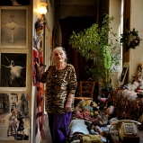 Jemmy, ancienne danseuse et comédienne. Chez elle, dans les Pentes. La vie a passé, quelle rigolade !