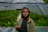 Dominique. Maraîcher résistant. Dans son exploitation, pays de Mornant. Vit sa ferme comme un laboratoire de la biodiversité, raisonné, déraisonnable. Les insectes, au lieu de les atomiser à coups de pesticides, écoutez-les, ils sont avec nous, comme dans la photo.