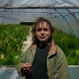 Dominique. Maraîcher résistant. Dans son exploitation, pays de Mornant. Vit sa ferme comme un laboratoire de la biodiversité, raisonné, déraisonnable. Les insectes, au lieu de les atomiser à coups de pesticides, écoutez-les, ils sont avec nous, comme dans la photo.