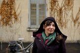 Émilie. Plasticienne sonore. Derrière la caserne Sergent Blandan, 7e. La rue sans nom va bien à la roue libre, et la pluie fait une bonne rencontre.