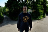 Manu, photographe. Route en balcon à Sainte-Foy-lès-Lyon. Une promenade banale à parcourir seul d’un pas de montagnard, ou de garde suisse. Éloge du chemin qui révèle sans fixer.