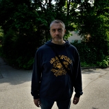 Manu, photographe. Route en balcon à Sainte-Foy-lès-Lyon. Une promenade banale à parcourir seul d’un pas de montagnard, ou de garde suisse. Éloge du chemin qui révèle sans fixer.