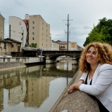 Caroline, comptable mais ça ne compte pas. Rives de l’Yseron à Oullins. La vie en rose. N’importe où. (Suffit de le vouloir.)