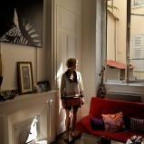 Myriam. Gestionnaire. Chez elle, fenêtre sur cour dans le 3e. Entre ses quatre murs à soi, chaque jour un chant fuse sans témoin.