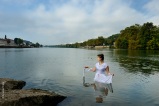 Amélie. Ascendant clown. Dans la Saône, Île Barbe. Ça ne se fait pas donc ça se fera : jouer les dames du lac jusqu'au grand plouf, façon de taquiner Lyon à ses limites.