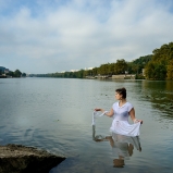 Amélie. Ascendant clown. Dans la Saône, Île Barbe. Ça ne se fait pas donc ça se fera : jouer les dames du lac jusqu'au grand plouf, façon de taquiner Lyon à ses limites.