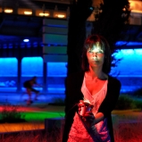 Stéphanie. Modèle d'une heure. Sous la gare Jean Macé. United colors of SNCF : un petit cocktail kitsch pour patienter ; bien frappé.