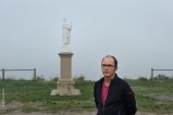 Fred. Prend des notes. Corniche sur le Val de Saône. Spot sacré avec garde-fou. Au balcon avec la Madone, la vue est imprenable, manière page blanche, de quoi s'imbiber d'abyme.