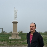 Fred. Prend des notes. Corniche sur le Val de Saône. Spot sacré avec garde-fou. Au balcon avec la Madone, la vue est imprenable, manière page blanche, de quoi s'imbiber d'abyme.