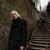 Gilbert. Écrivain. Montée Nicolas-de-Lange, Fourvière. "Je ne l'emprunte jamais sans y saluer des fantômes, mais les souvenirs y prennent rarement une couleur sombre. La montée existe pour elle-même et invite les signes."