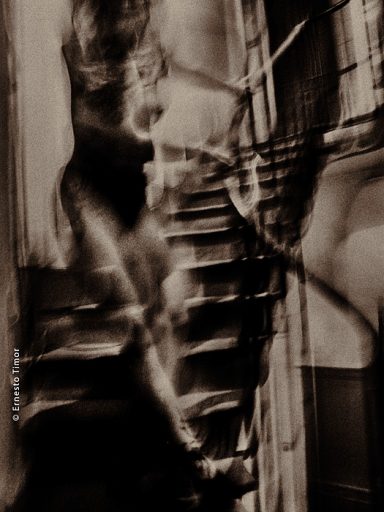 Photo © Ernesto Timor - Nu descendant un escalier n°X