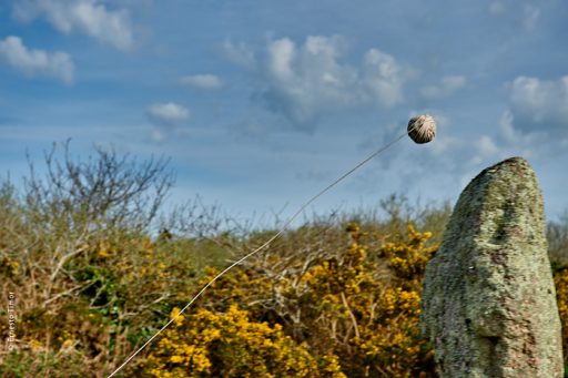 Cliquer pour agrandir Photo © Ernesto Timor - Lancer de cordeau sur menhir