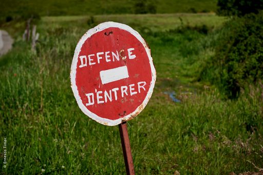 Photo © Ernesto Timor - Défence d'entrer