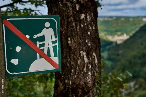 Photo © Ernesto Timor - Panneau incongru